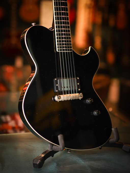 Newman Honeycomb Junior Blackout Guitar-X